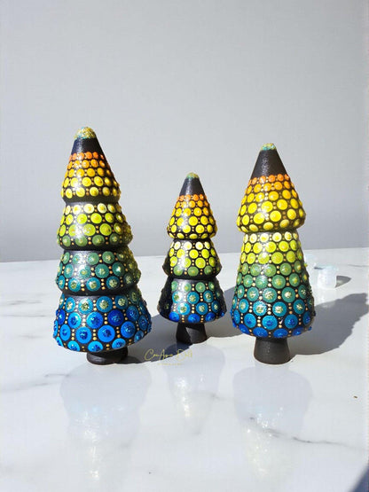 Lot de 3 sapins en bois artisanaux, peints à la main selon la technique du pointillisme.