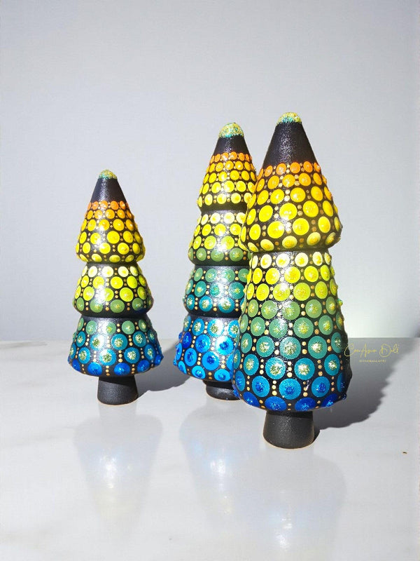 Lot de 3 sapins en bois artisanaux, peints à la main selon la technique du pointillisme.