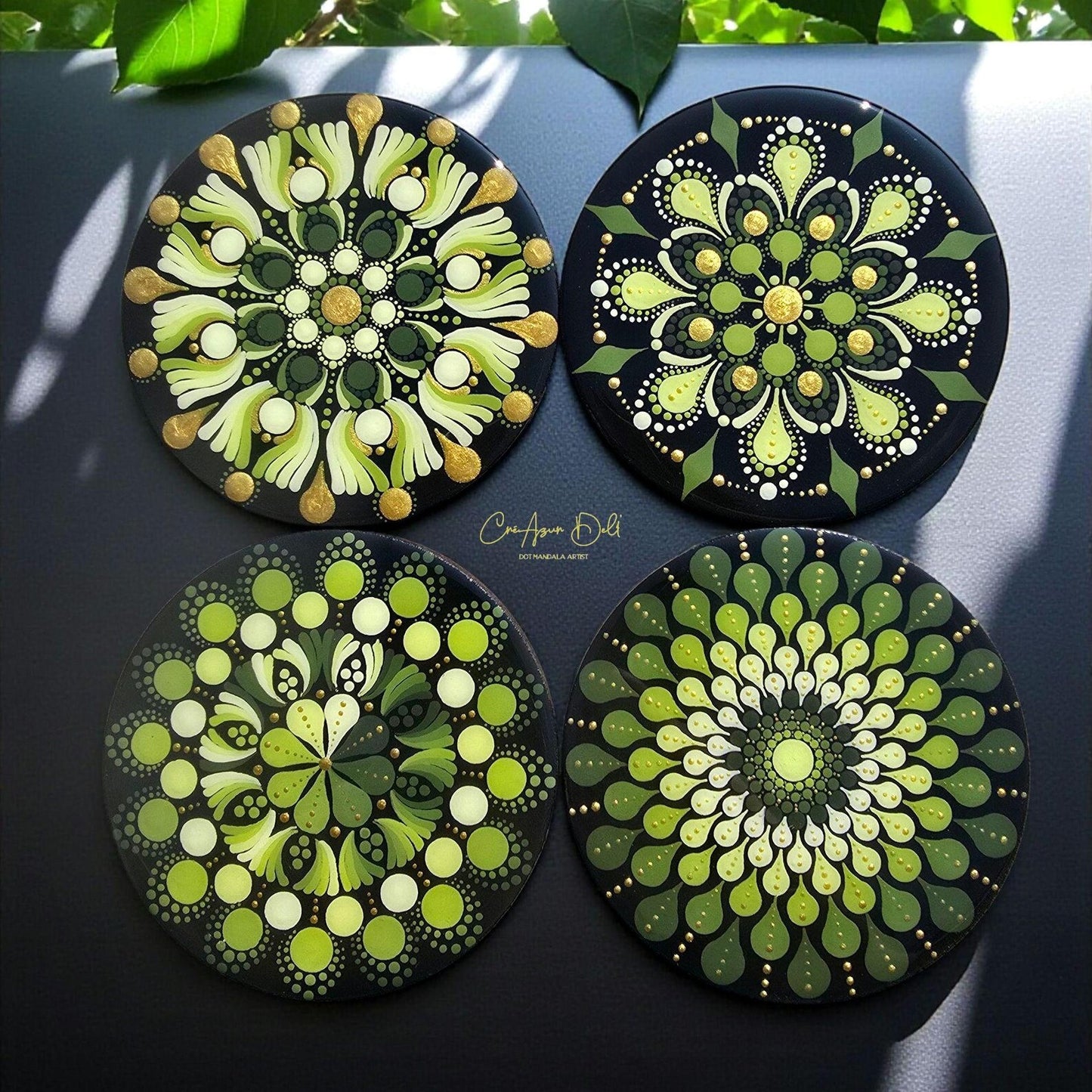 Dessous de verre mandala vert et doré en pointillisme – Bois & résine époxy