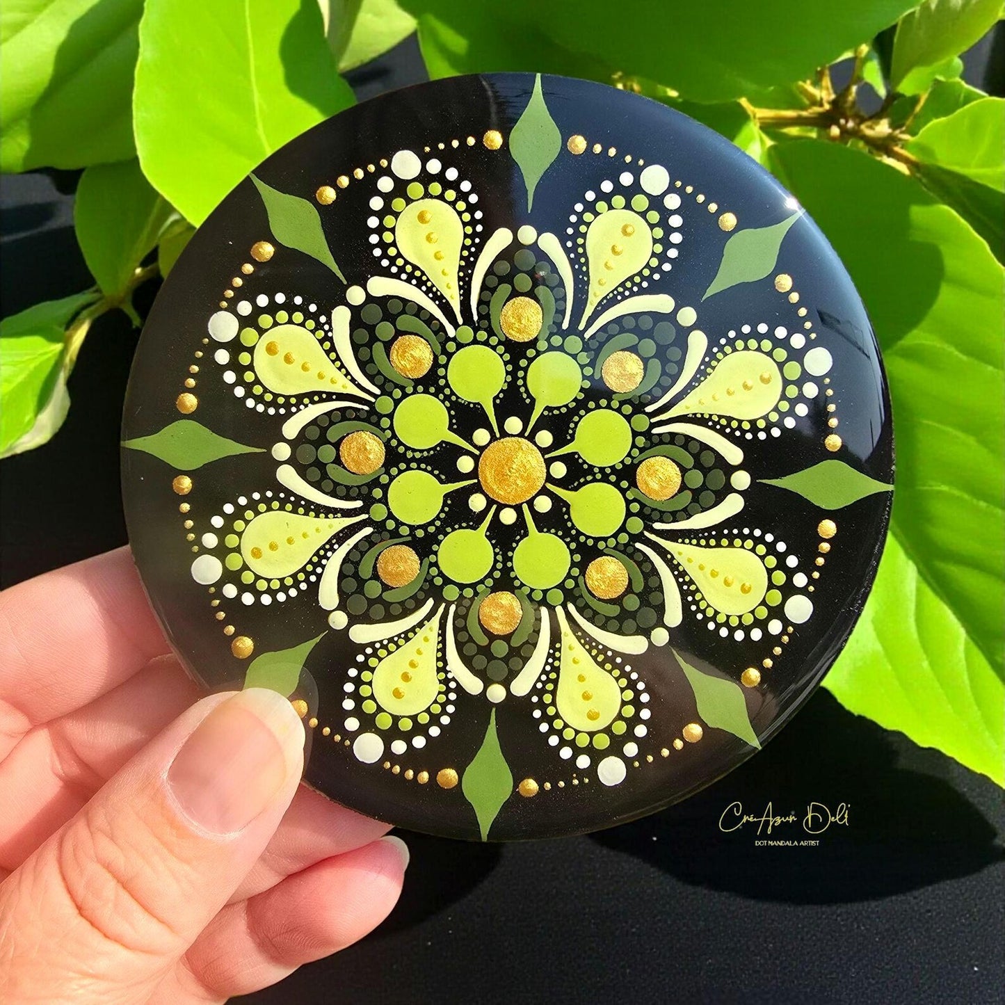 Dessous de verre mandala vert et doré en pointillisme – Bois & résine époxy