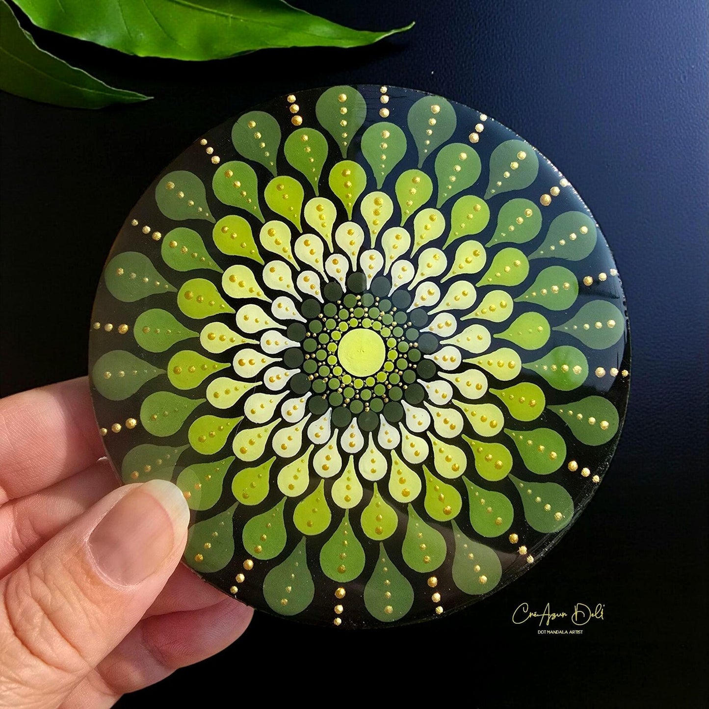 Dessous de verre mandala vert et doré en pointillisme – Bois & résine époxy