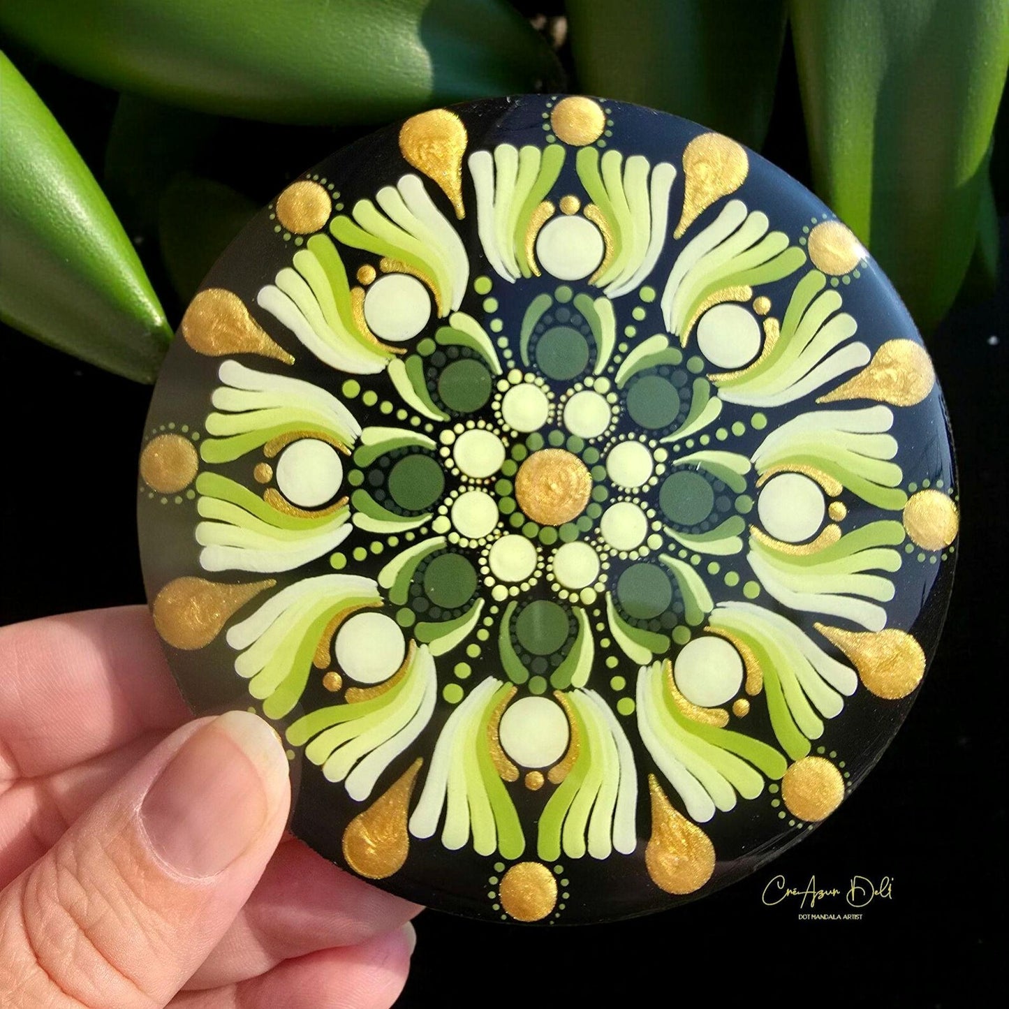 Dessous de verre mandala vert et doré en pointillisme – Bois & résine époxy