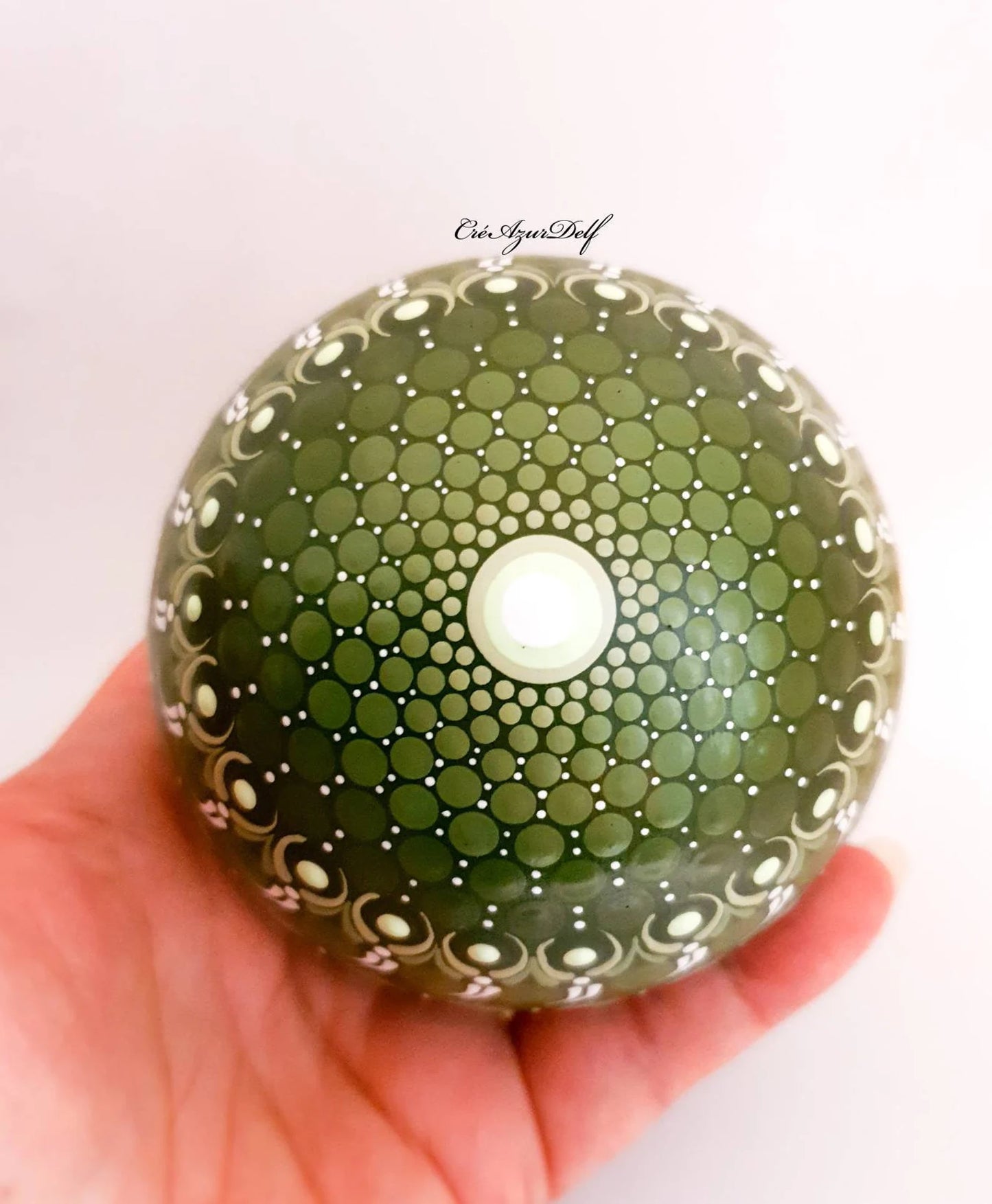 Sphère décorative en plâtre résine peinte à la main – Pointillisme vert et blanc sur fond noir