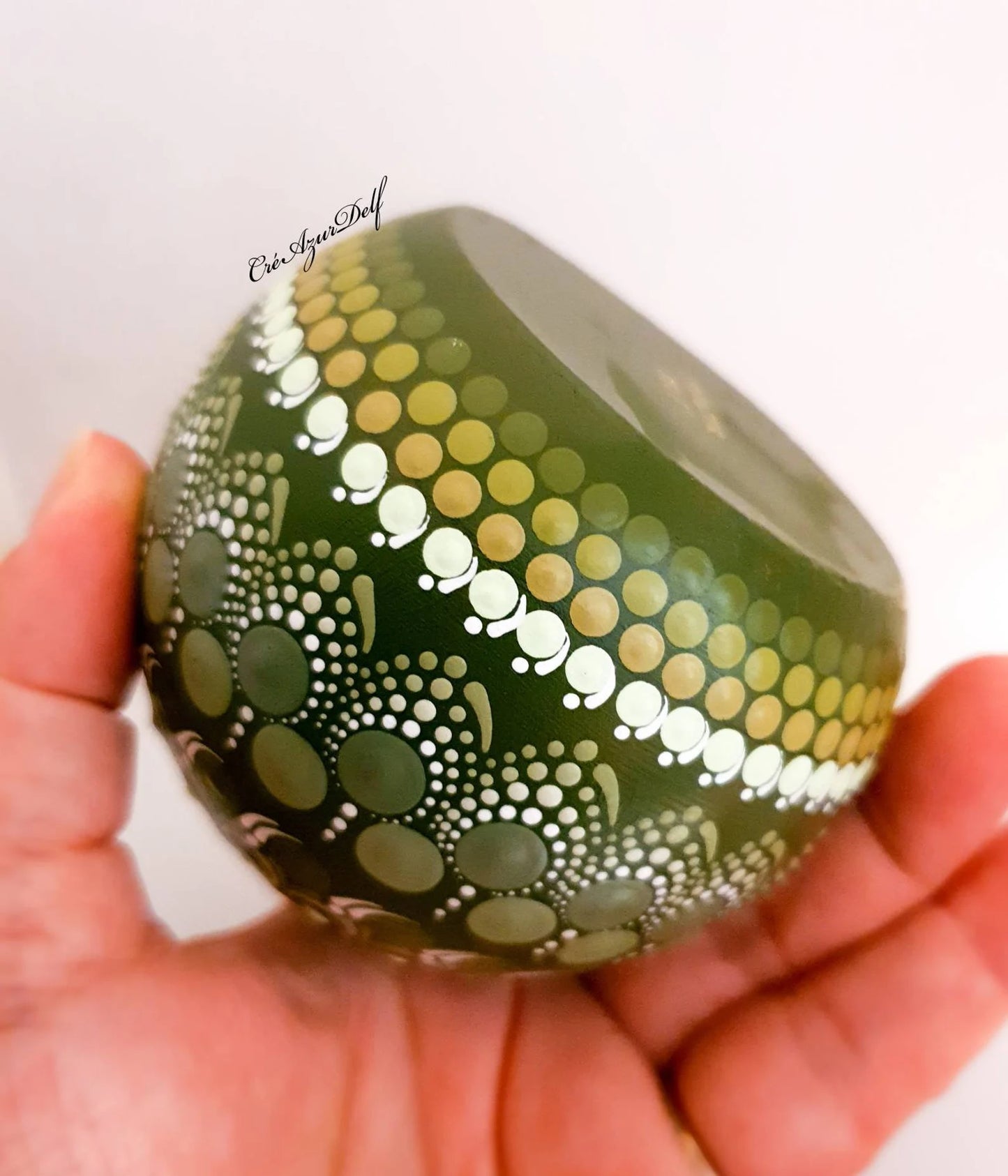 Sphère décorative en plâtre résine peinte à la main – Pointillisme vert et blanc sur fond noir