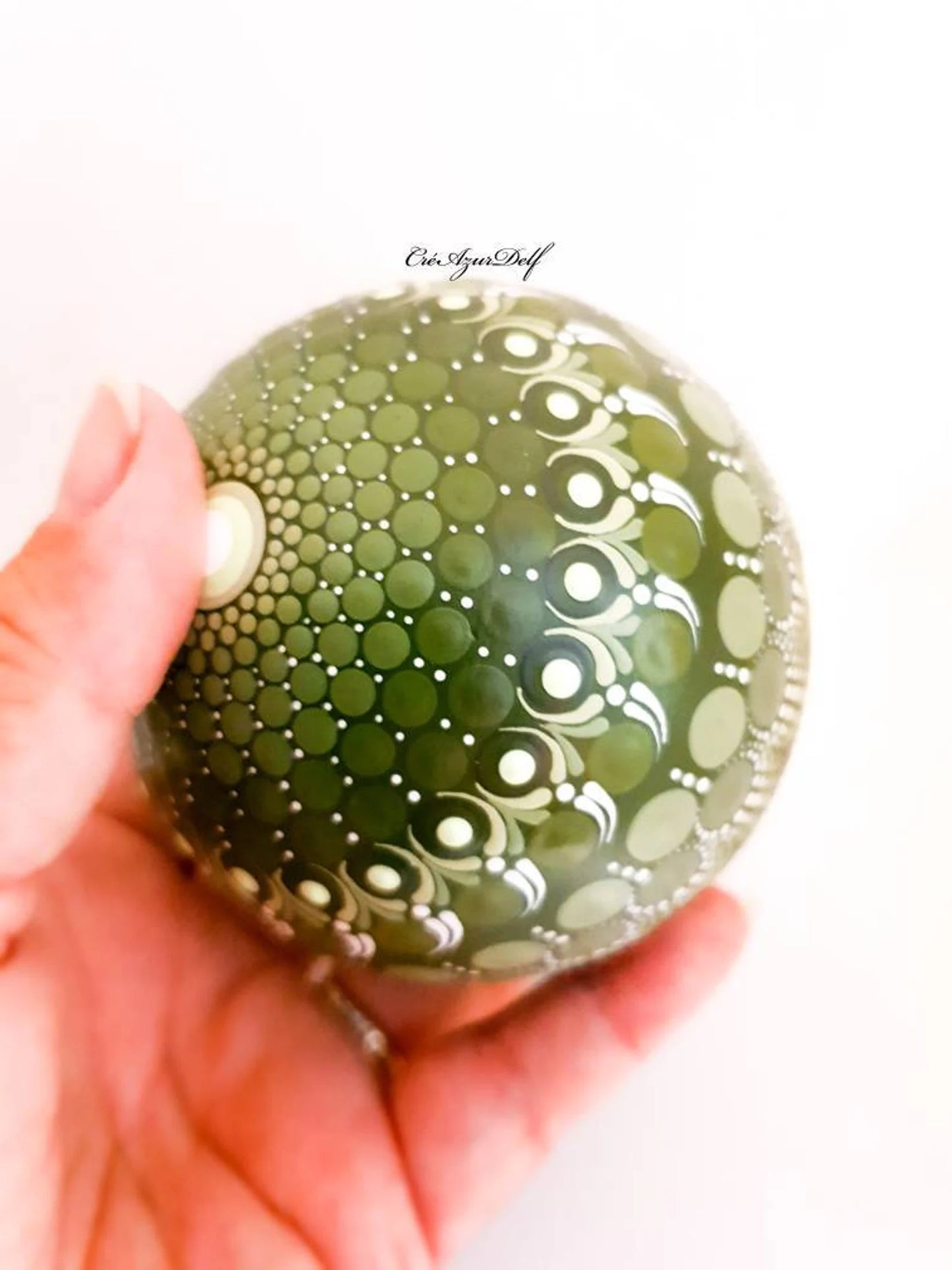 Sphère décorative en plâtre résine peinte à la main – Pointillisme vert et blanc sur fond noir