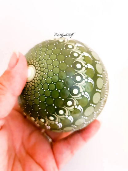 Sphère décorative en plâtre résine peinte à la main – Pointillisme vert et blanc sur fond noir