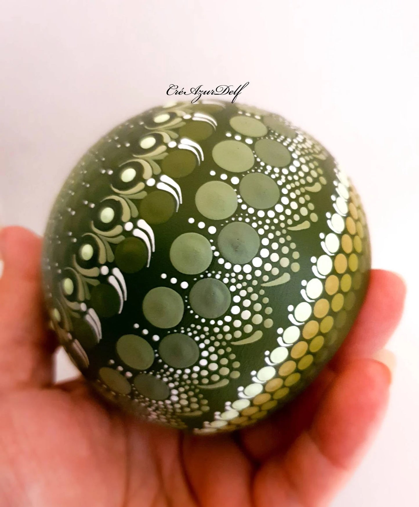 Sphère décorative en plâtre résine peinte à la main – Pointillisme vert et blanc sur fond noir