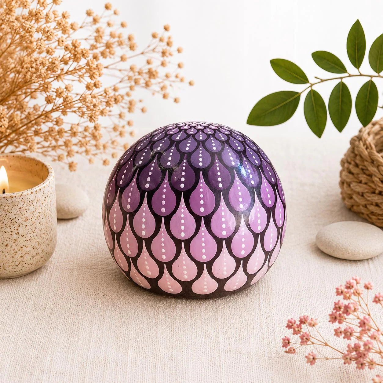 Sphère décorative en plâtre résine peinte à la main – Pointillisme prune