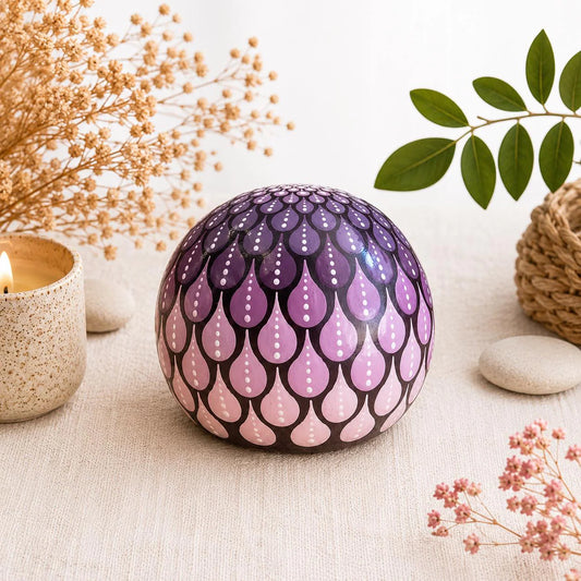Sphère décorative en plâtre résine peinte à la main – Pointillisme prune