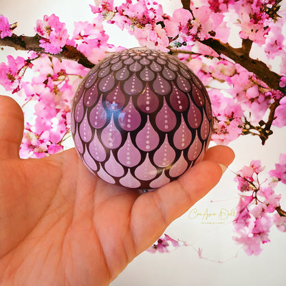 Sphère décorative en plâtre résine peinte à la main – Pointillisme prune
