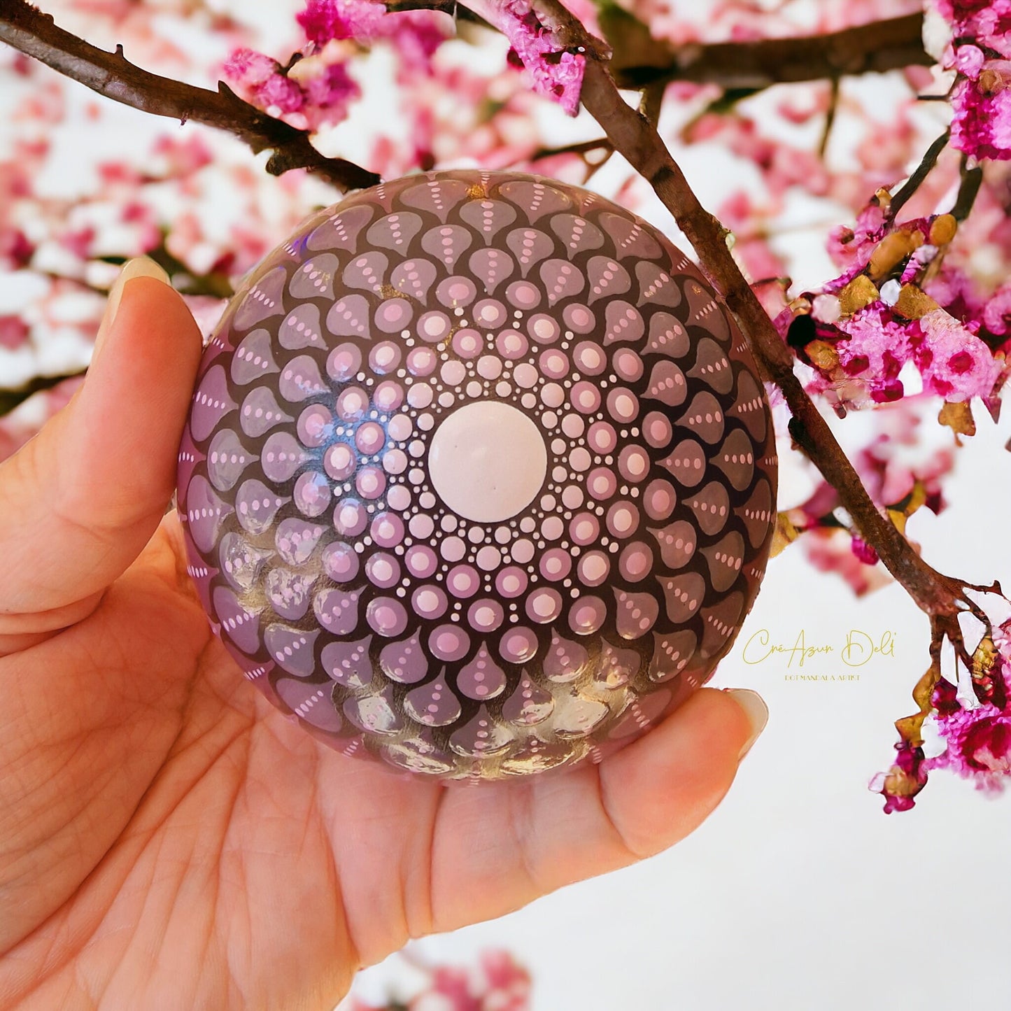 Sphère décorative en plâtre résine peinte à la main – Pointillisme prune